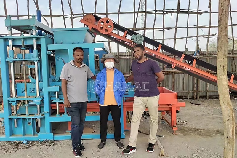 QT5-20 concrete brick machine works in Ethiopia photo