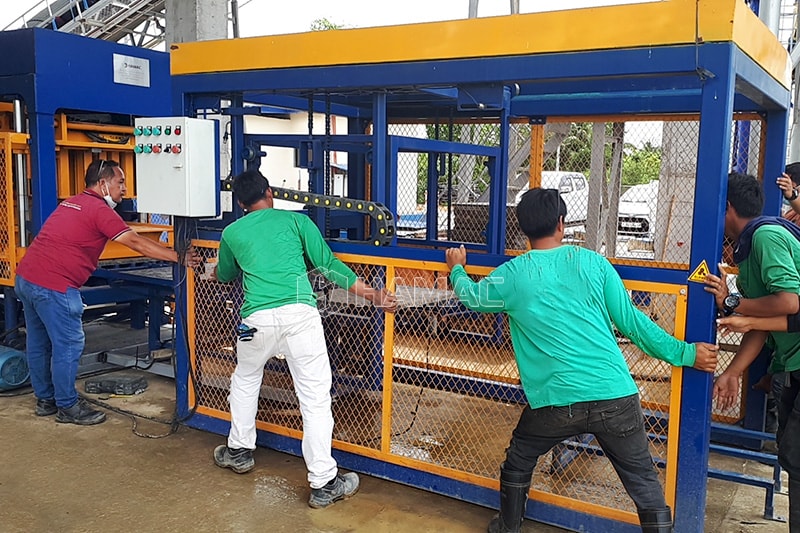 QT6-15 Hollow Block Machine works in the Philippines photo