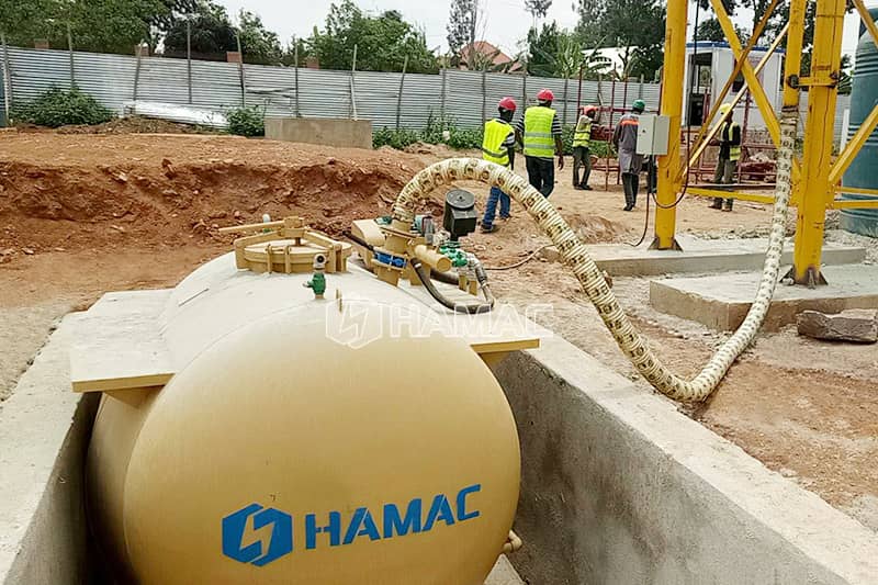 Auto-bomba de concreto com lança sobre esteiras