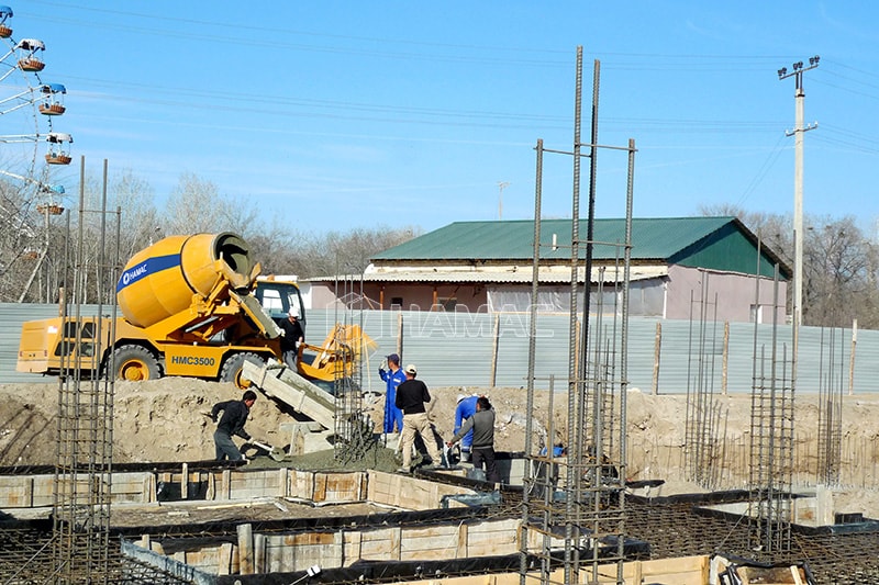 Produce concrete at site photo