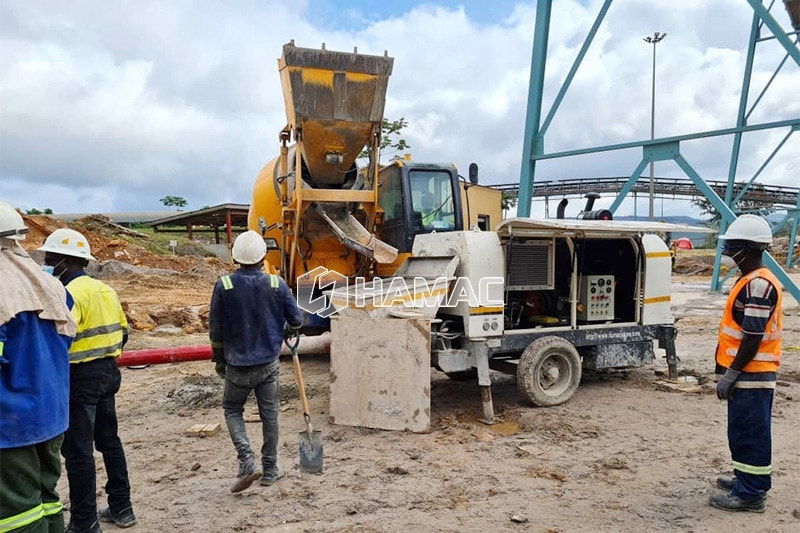 Autocargadora de concreto photo