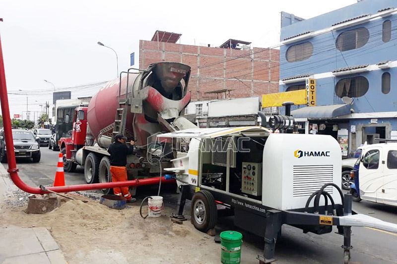Auto-bomba de concreto com lança de 30 m aparece na obra em Arequipa Socabaya, Peru