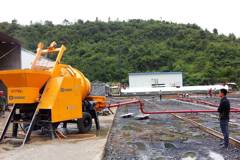 Bomba de concreto con pluma de orugas