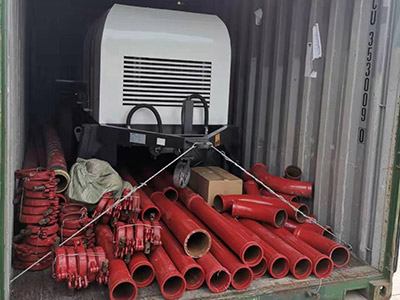 Auto-bomba de concreto com lança sobre esteiras