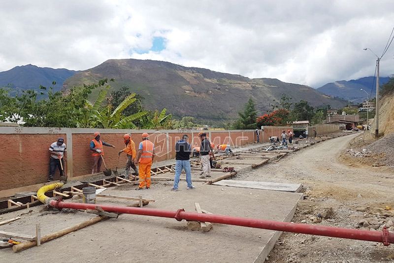 Pluma de colocación de concreto sobre orugas