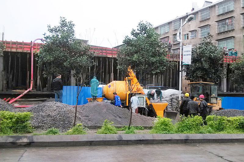 tracked concrete placing boom