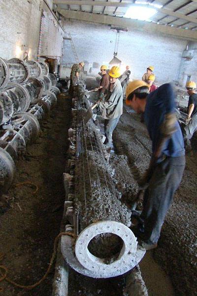 Appears de pompe à flèche de monté sur camion 30M en chantier en socabaya à Arequipa et au Pérou