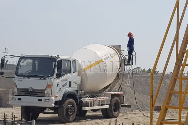 Lança de concretagem sobre esteiras