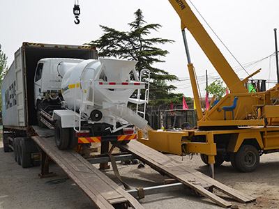 Slipform machine for concrete safety barriers