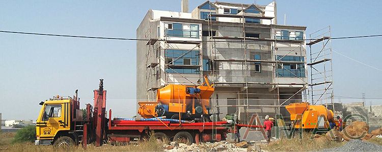 Deux bétonnières avec pompe arrivées sur le chantier du client photo