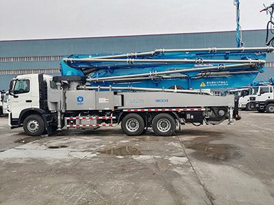 Bomba de concreto con pluma de orugas