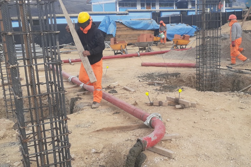 Diesel concrete mixer works together with trailer concrete pump